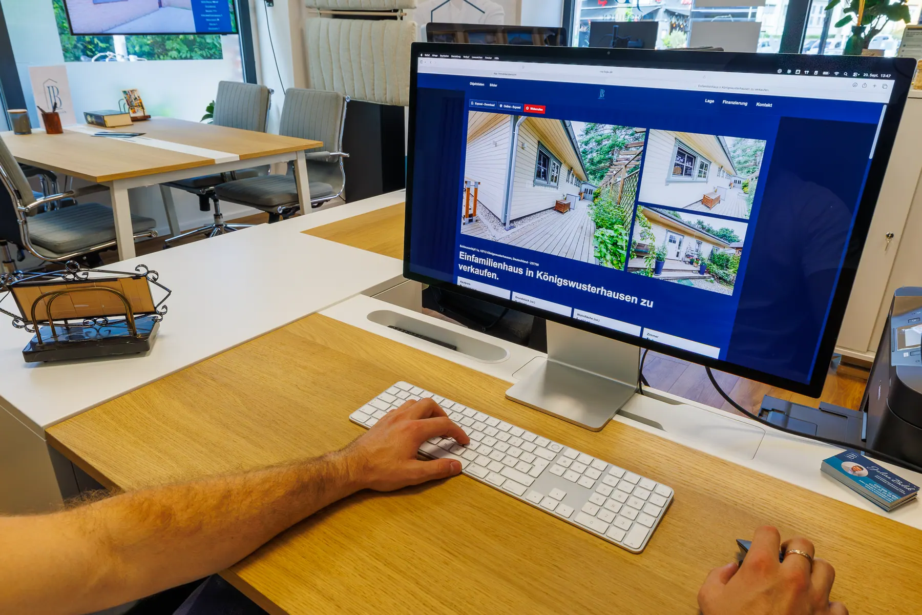 Julian Bilek prüft am Bildschirm im Büro von JB Immobilien die Unterlagen einer Immobilie