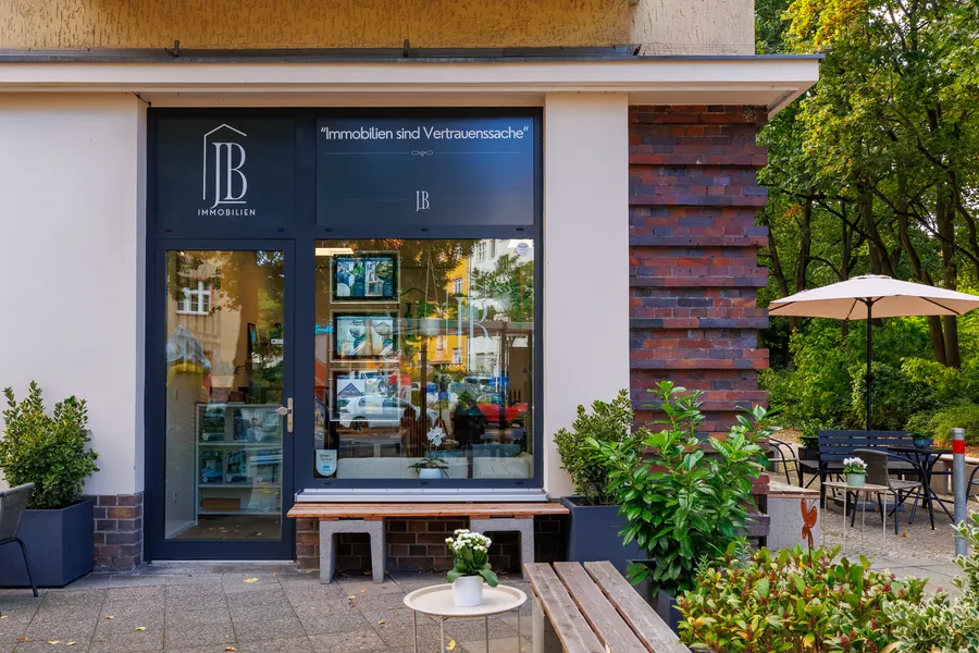 Eingang des Büros von JB Immobilien in der Albrechtstraße 48, Berlin-Steglitz