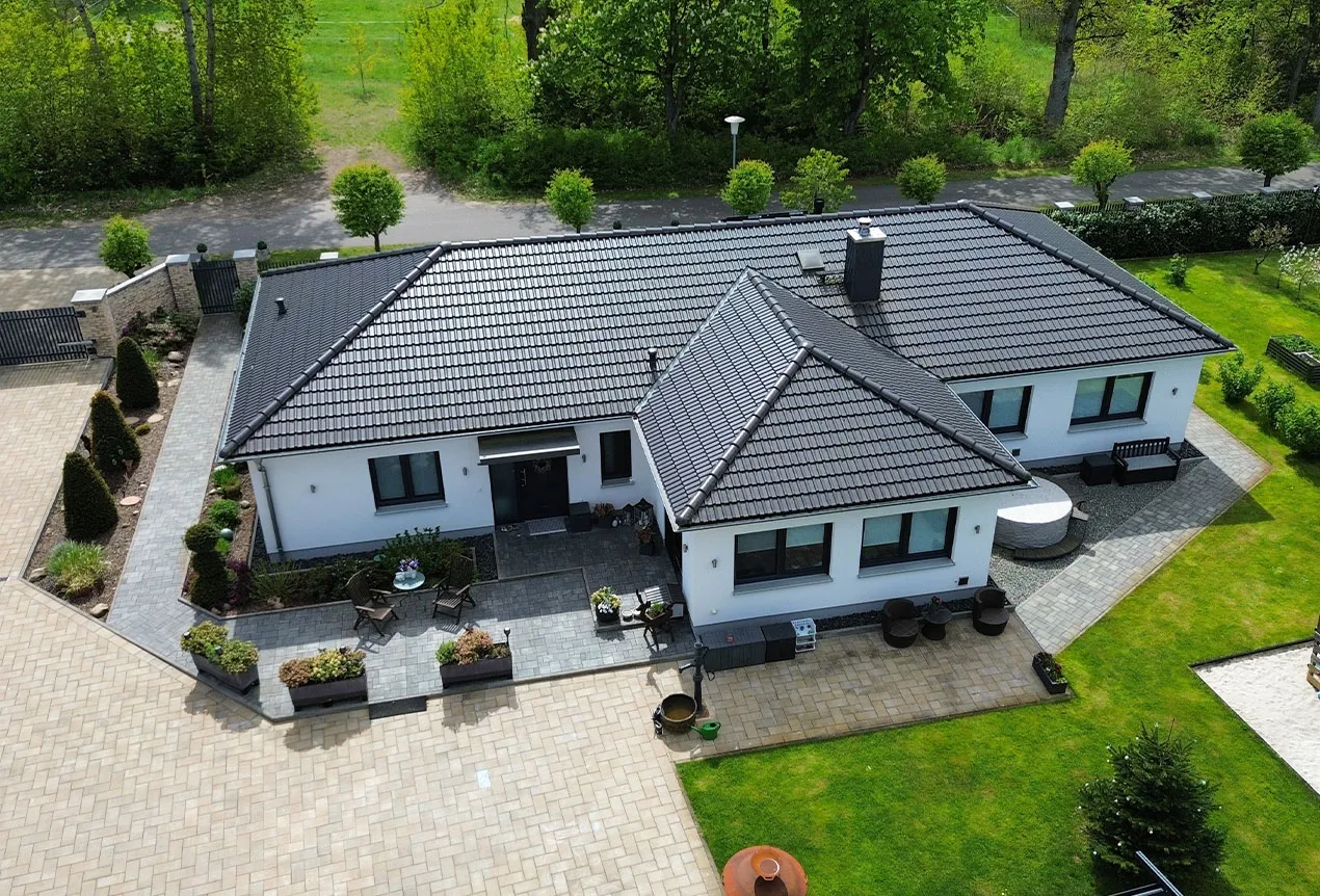 Luftaufnahme eines Bungalows mit Garten aus dem Objektbestand von JB Immobilien