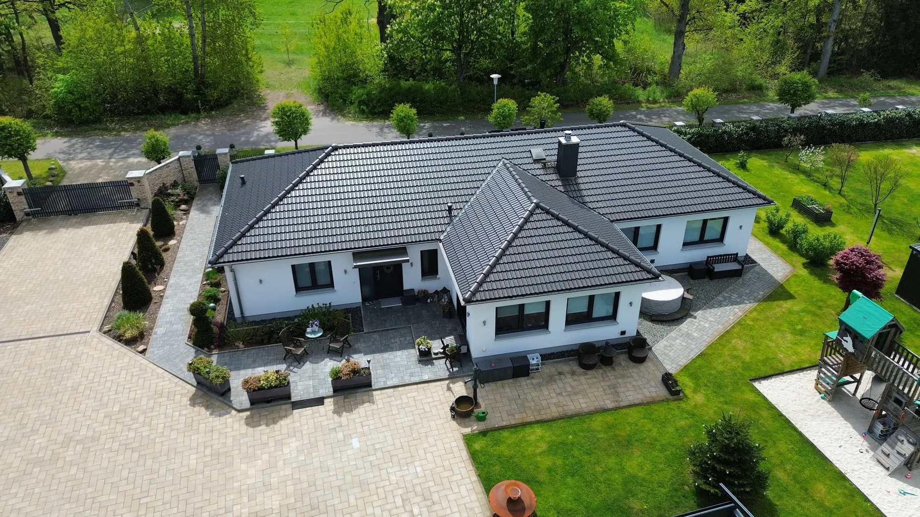 Detached house with garden and paved courtyard from the air – a property brokered by JB Immobilien near Berlin